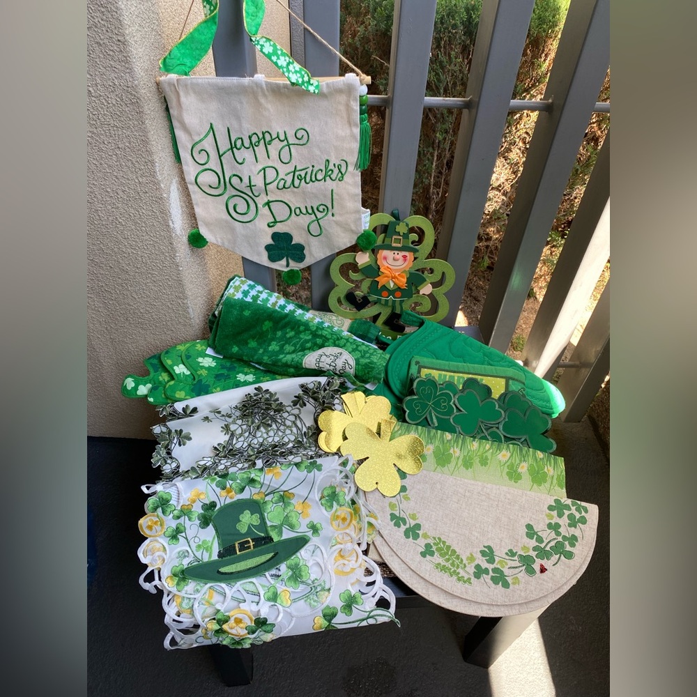 Kohl's Green St. Patrick's Day Party Decor Set - Shamrock Accents